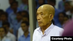 លោក ​កាំង​ ហ្កេក​អ៊ាវ​ ហៅ​ឌុច​ អតីត​ប្រធាន​មន្ទីរ​សន្តិសុខ​ ស​-២១​ ត្រូវ​បាន​កោះ​ហៅ​មក​ផ្តល់​សក្ខី​កម្ម​ក្នុង​សំណុំរឿង​ ០០២/០២ កាល​ពី​ថ្ងៃ​ពុធ ទី០​៨ ខែ​មិថុនា​ ឆ្នាំ​២០១៦។ (ECCC/Nhet Sok Heng)