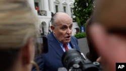 លោក Rudy Giuliani មេធាវី​លោក​ប្រធានាធិបតី​ ដូណាល់ ត្រាំ ថ្លែង​ទៅ​កាន់​អ្នក​សារព័ត៌មាន នៅ​សេតវិមាន ក្នុង​រដ្ឋធានី​វ៉ាស៊ីនតោន កាលពី​ថ្ងៃទី៣០ ខែឧសភា ឆ្នាំ២០១៨។