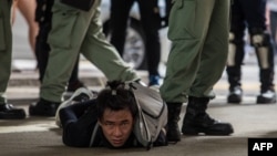 香港警察逮捕了一名參加反對港版國安法的示威者。 （2020年7月1日）