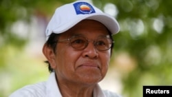 រូបឯកសារ៖ លោក កឹម សុខា ប្រធានគណបក្សសង្គ្រោះជាតិ ផ្តល់បទសម្ភាសន៍ឲ្យសារព័ត៌មាន Reuters នៅខេត្តព្រៃវែង កាលពីថ្ងៃទី២៨ ខែឧសភា ឆ្នាំ២០១៧។