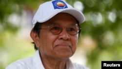 រូបឯកសារ៖ លោក កឹម សុខា ប្រធានគណបក្សសង្គ្រោះជាតិ ផ្តល់បទសម្ភាសន៍ឲ្យសារព័ត៌មាន Reuters នៅខេត្តព្រៃវែង កាលពីថ្ងៃទី២៨ ខែឧសភា ឆ្នាំ២០១៧។