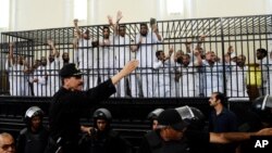 "Musulmon birodarlar" guruhi a'zolari sud zalida, Aleksandriya, Misr, 19-may, 2014-yil.