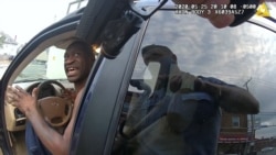 George Floyd, ambaye baadae alifariki akiwa anashikiliwa na polisi, akizungumza na afisa wa zamani wa polisi wa Minneapolis Thomas Lane wakati alipokamatwa. ..