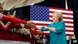Hillary Clinton ta jam'iyyar Democrat wadda sauranta 'yan kuri'u kalilan ta zama zakarar jam'iyyarta
