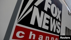 "ფოქს-ნიუსის" ნიშანი კომპანიის ნიუ-იორკის კორპორატიულ შენობასთან