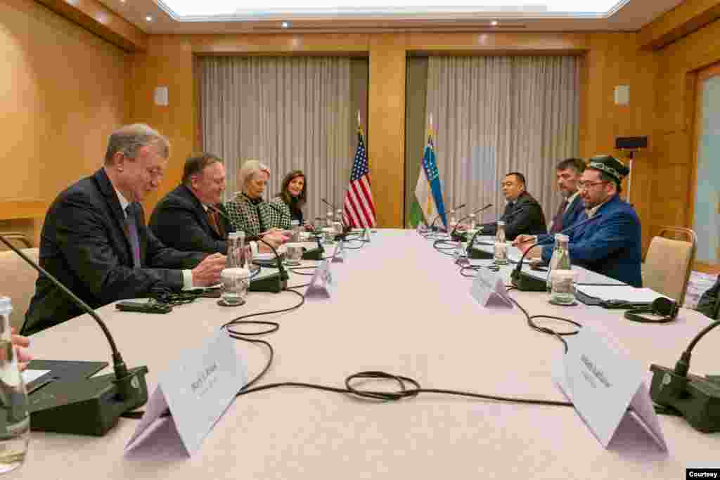 2-fevral kuni kechqurun Toshkentga yetib kelishi bilanoq AQSh Davlat kotibi Mayk Pompeo va u boshliq delagatsiya O'zbekistonning diniy yetakchi va faollari bilan uchrashgan. E'tiqod erkinligi targ'iboti - Amerikani Amerika qilgan qadriyatlardan, deydi Pompeo.