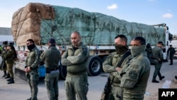 Wanajeshi wa Israel wakiwa karibu na malori ya kupeleka misaada kwenye Ukanda wa Gaza