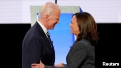 Makamu wa Rais wa zamani Jeo Biden na mgombea mwenza Kamala Harris.