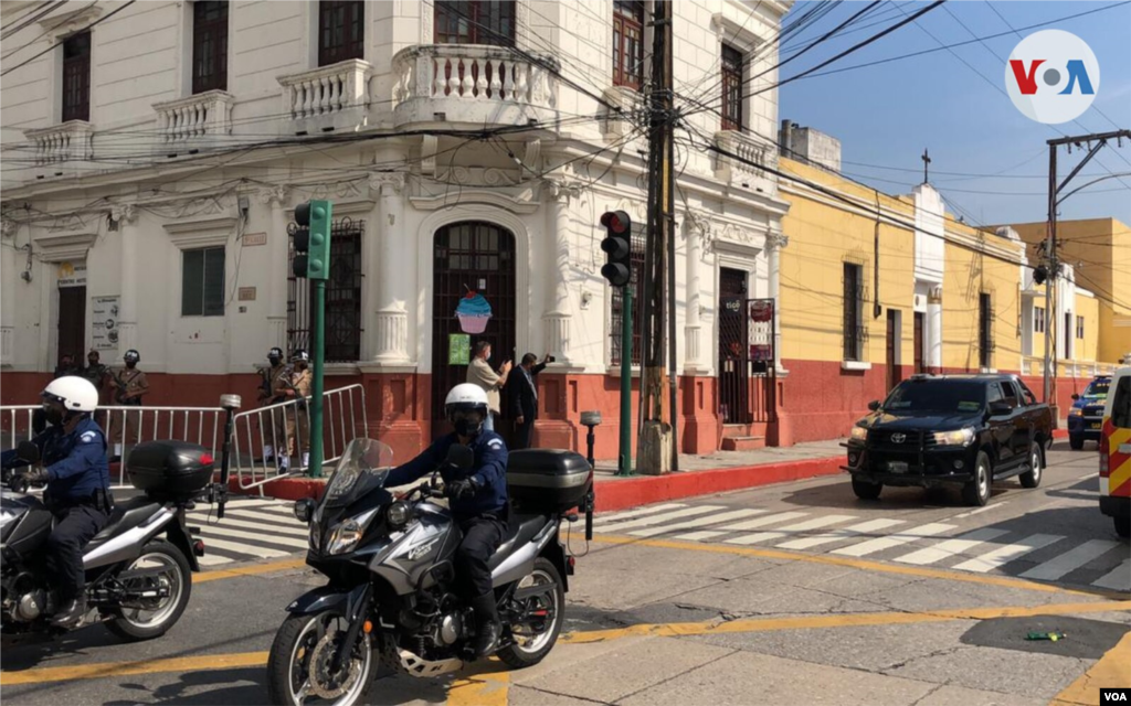Llegada de la vicepresidenta Kamala Harris al Palacio Nacional de la Cultura. Foto: Eugenia Sagastume, VOA.