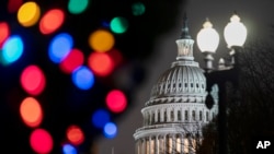 La imagen muestra al Capitolio en Washington con luces navideñas. La Cámara de Representantes de EEUU aprobó el 8 de diciembre de 2022 una ley que protege los matrimonios del mismo sexo. (AP Foto/J. Scott Applewhite)