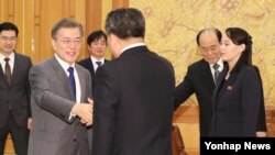 南韓總統文在寅在青瓦台會見北韓領導人金正恩的妹妹金與正（右）率領的北代表團（韓國聯合通訊社）
