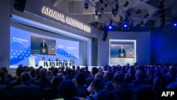 O Presidente dos EUA, Donald Trump, é visto num ecrã grande durante o seu discurso por videoconferência na reunião anual do Fórum Económico Mundial (FEM) em Davos, a 23 de janeiro de 2025.