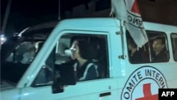 ภาพจาก AFPTV เผยให้เห็นพาหนะของคณะกรรมการกาชาดระหว่างประเทศ (ICRC) ขนตัวประกันที่ฮามาสปล่อยตัวมาเป็นกลุ่มแรกผ่านด่านราฟาห์ของอียิปต์ (เอเอฟพี)