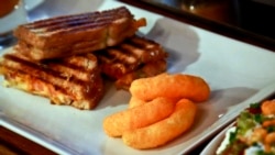 Sendvič i grickalica Cheetos u restoranu u New Yorku.