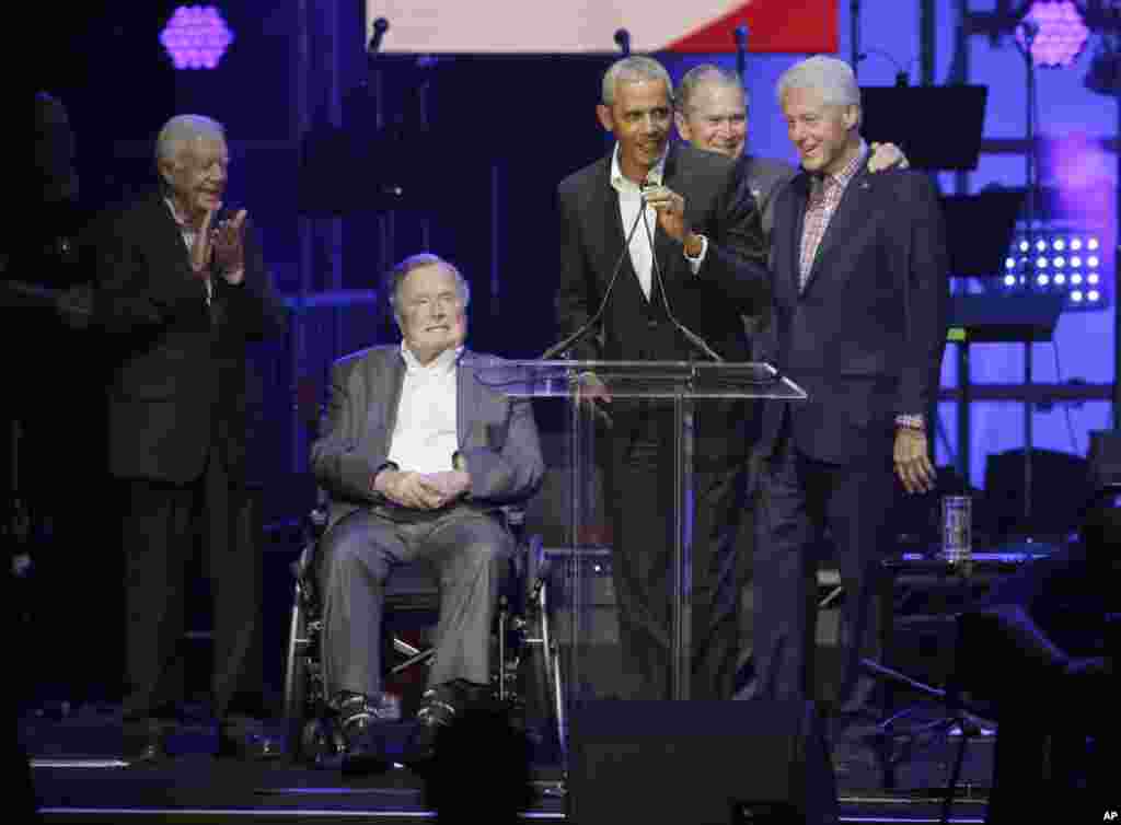 Поранешниот претседател Барак Обама, зборуваат како колеги поранешни претседатели, од лево, Џими Картер, Џорџ Х.В. Буш, Џорџ В. Буш и Бил Клинтон гледаат за време на концертот за помош од урагани во Колеџ Стејшн, Тексас, на 21 октомври 2017 година.