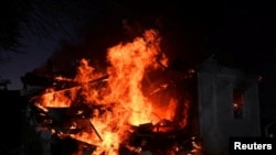 Požar u stambenoj zgradi u Mikolajevu posle ruskog raketnog napada, 12. jul 2022. (Foto: Press service of the State Emergency Service of Ukraine/Handout via REUTERS )