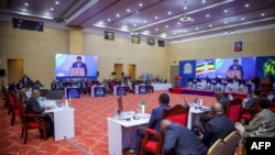 Viongozi wa Jumuiya ya Afrika Mashariki (EAC) na Jumuiya ya Maendeleo ya Kusini mwa Afrika (SADC) wakihudhuria mkutano wa pamoja kutafuta amani mashariki mwa DRC, Ikulu, Dar es Salaam, Tanzania Februari 8, 2025.