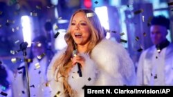 แฟ้มภาพ - มารายห์ แครี ขณะร่วมแสดงในงานฉลองปีใหม่ที่ไทม์สแควร์ นครนิวยอร์ก เมื่อวันที่ 31 ธ.ค. 2017