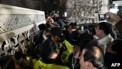 تلاش پلیس برای جلوگیری از ورود معترضان به پارلمان در سئول پس از اعلان حکومت نظامی (۱۳ آذر ۱۴۰۳)