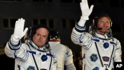 Astronot AS Scott (kiri) dan kosmonot Rusia, Gennady Padalka sebelum berangkat menuju ISS (foto: dok). Padalka mencatat rekor 879 hari berada di antariksa, setelah menyelesaikan misinya yang kelima selama 168 hari. 