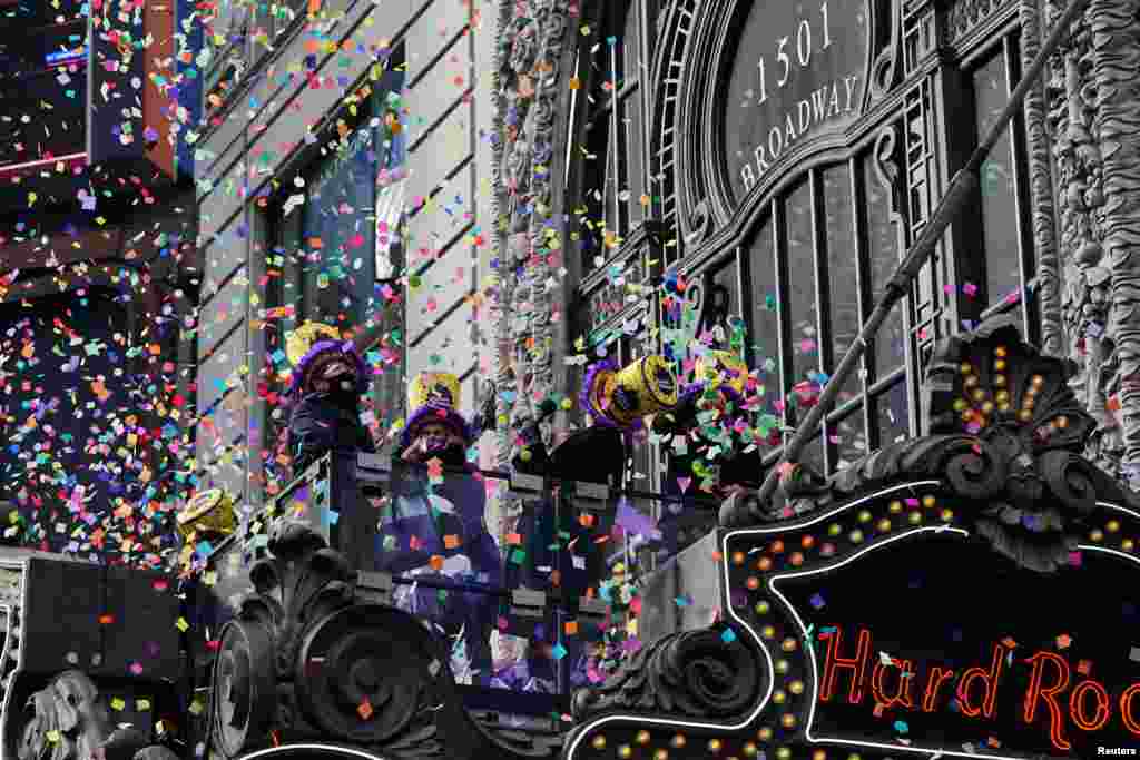មនុស្សនាំគ្នាឈរសាកល្បងលើកន្លែងតុបតែលម្អសម្រាប់កម្មវិធីឆ្លងឆ្នាំថ្មីនៅតំបន់ Times Square ទីក្រុងញូវយ៉ក។&nbsp; 