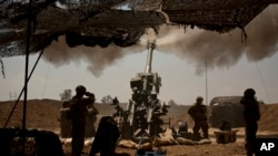 موصل میں امریکی فوجی اپنے اڈے سے داعش کے جنگجؤں سے لڑ رہے ہیں۔اپریل 2017،فوٹو اے پی