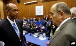 U.S. official Robert Wood, left, talks with Israel's Ehud Azoulay before the start of the International Atomic Energy Agency board of governors meeting in Vienna, Austria, Nov. 30, 2012.