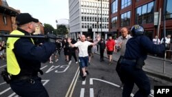 Полицијата за немири се соочува со демонстранти во Бристол, јужна Англија, на 3 август 2024 година за време на демонстрациите „Доста е“ што се одржа како реакција на фаталните прободувања во Саутпорт на 29 јули.