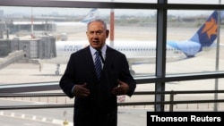 នាយក​រដ្ឋមន្រ្តី​អ៊ីស្រាអែល​លោក Benjamin Netanyahu ត្រៀម​ថ្លែង​សុន្ទរកថា នៅ​ឯ​អាកាស​យានដ្ឋាន​អន្តរជាតិ Ben Gurion ក្នុង​ទីក្រុង Lod នៃ​ប្រទេស​អ៊ីស្រាអែល។