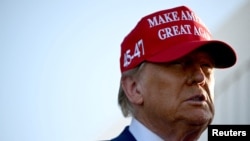 Presiden AS terpilih Donald Trump menyaksikan peluncuran penerbangan uji coba keenam roket SpaceX Starship di Brownsville, Texas, pada 19 November 2024. (Foto: Brandon Bell/Pool via Reuters)