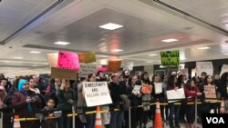 Waandamanaji wakiwa uwanja wa ndege wa kimataifa Dulles, Washington DC