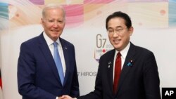 Rasi wa Marekani Joe Biden, kushoto, na waziri mkuu wa Japan Fumio Kishida, kabla ya mkutano wa G-7 Mei 18.