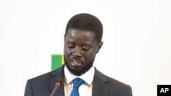 L'annonce de ces baisses intervient alors que le Sénégal vient d'entrer dans le cercle des pays producteurs de pétrole.