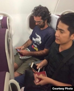 សកម្មជន​ការពារ​បរិដ្ឋាន​នៅ​តំបន់​អារ៉ែង លោក Alex Gonzalez Davidson នៅ​ពេលជិះ​យន្តហោះ​ទៅ​ប្រទេស​អេស្ប៉ាញ នៅ​ថ្ងៃទី ២៣ ខែកុម្ភៈ ឆ្នាំ២០១៥។ (រូបថត​ផ្តល់ឲ្យ)