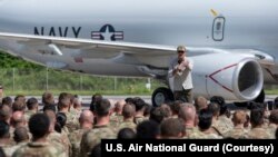 战争部长海格塞斯2025年9月8日在波多黎各卡罗来纳的穆尼兹空军国家警卫基地与空军、士兵、海军和海军陆战队员进行交流并发表讲话。