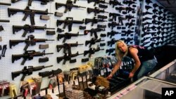 Prodavnica oružja Dragonman u Coloradu Springsu, 20. juli 2014. (Foto: AP/Brennan Linsley)