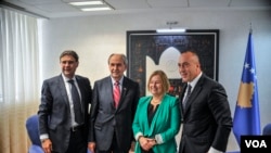 Amanda Benet, šef albanskog servisa Arben Džidžo i direktor Evroazijske divizije Glasa Amerike Elez Biberaj sa kosovskim premijerom Ramušom Haradinajem
