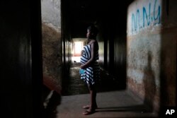 Tanaka Rwizi, umri miaka 16 mjamzito, akiwa nyumbani baada ya kuondolewa shuleni kwa kuwa mjamzito katika mji wa Mbare wenye umaskini, Harare, Zimbabwe, Saturday Nov. 13, 2021. (AP Photo/Tsvangirayi Mukwazhi)