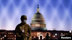 Miembros de la Guardia Nacional vigilan el Capitolio en Washington, D.C., mientras la Cámara de Representantes se prepara para votar el juicio político al presidente Donald Trump el 12 de enero de 2020.