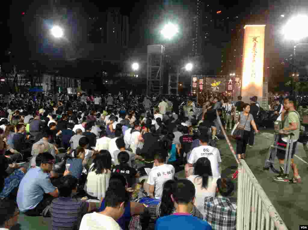 Crowds gathered for a candlelight vigil in Victoria Park to commemorate the 26th anniversary of the student-led protests in Tiananmen Square, Hong Kong, June 4, 2015. (Haiyan/VOA)