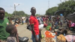 Vendedores ambulantes lutam pela vida em Moatize