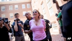 Una partidaria del gobierno en disputa de Nicolás Maduro es arrestada durante una protesta en la Embajada de Venezuela en Washington, el jueves dos de mayo de 2019.