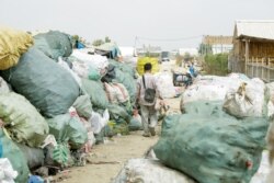 ទិដ្ឋភាព​កន្លែង​ចាក់​សម្រាម​ក្នុង​ខណ្ឌ​ដង្កោ ដែល​ជា​កន្លែង​ចាក់​សម្រាម​តែ​មួយ​គត់​ក្នុង​រាជធានី​ភ្នំពេញ ថ្ងៃ​ទី​៣១ ខែធ្នូ ឆ្នាំ​២០១៩។ (ទុំ ម្លិះ/VOA)