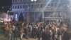 Aktivisti opozicionih stranaka tokom protesta ispred zgrade RTS u Beogradu (Foto: RFE/RL/Ognjen Zorić)