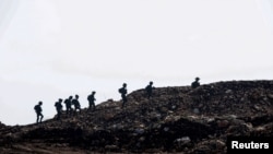 Wanajeshi wa Israeli wakitembea katika mpaka wa Israel na Lebanon Feb. 18, 2025. 