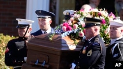 ทหารขนโลงศพของโรซาลินน์ คาร์เตอร์ ออกจากโบสถ์ Maranatha Baptist Church เมืองเพลนส์ รัฐจอร์เจีย หลังเสร็จสิ้นพิธีเมื่อ 29 พฤศจิกายน 2023 (ที่มา: เอพี)