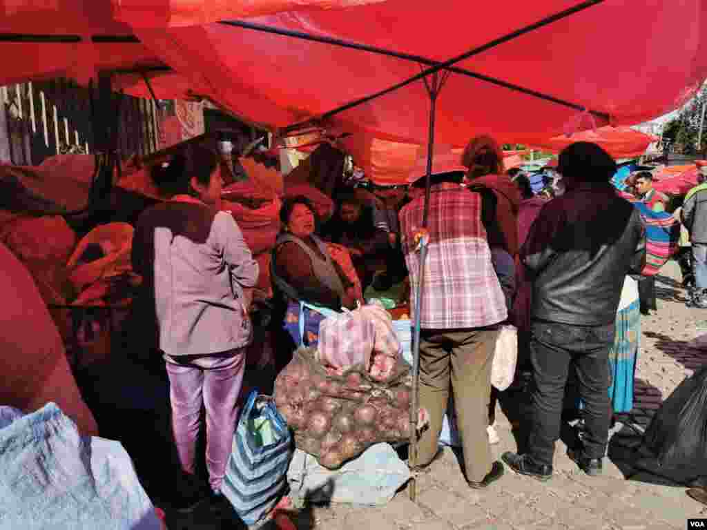 Cientos de personas han salido para abastecerse de comida preveniendo cualquier otro surgimiento de protestas o marchas que impidan salir a las calles.&nbsp;