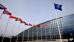 Zastave članica NATO-a vijore se ispred sjedišta Alijanse.