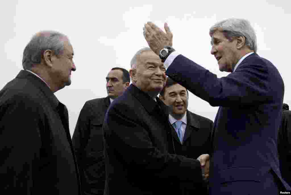 AQSh Davlat kotibi Jon Kerri O'zbekiston rahbari Islom Karimov va boshqa rasmiylar bilan ko'rismoqda