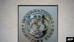 El sello del Fondo Monetario Internacional se ve fuera del edificio de la sede en Washington DC. [Foto de archivo]